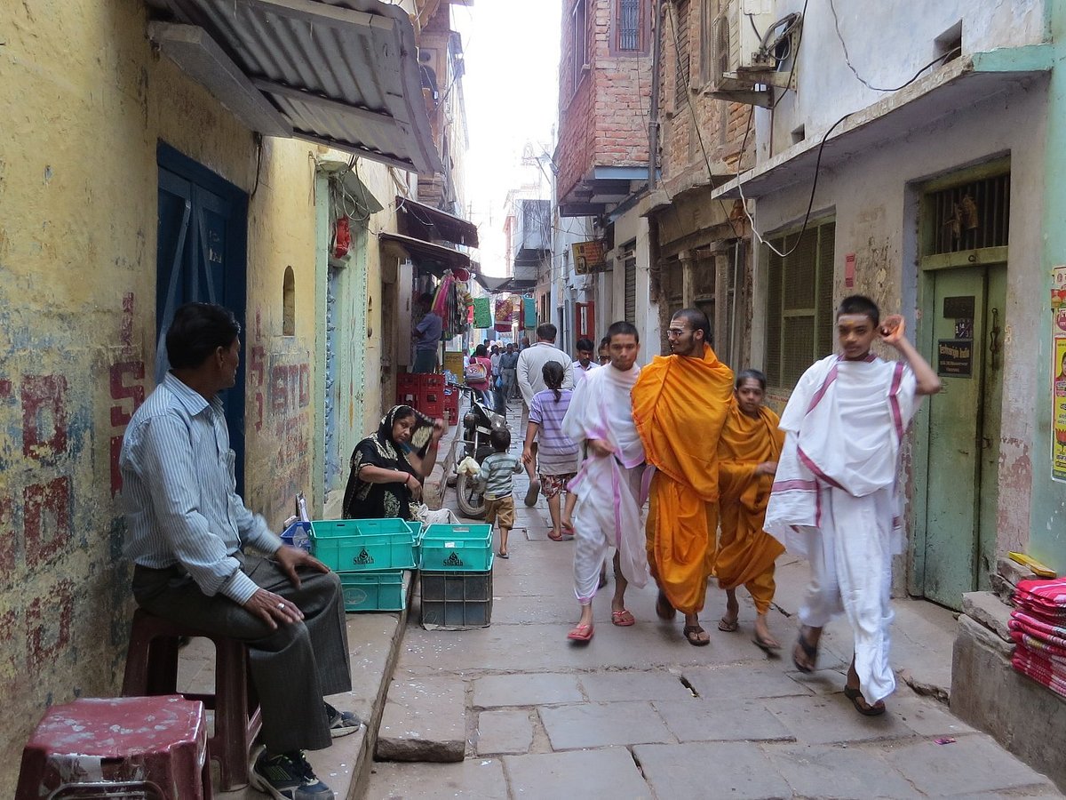 Guided Tours of Narrow City Lanes